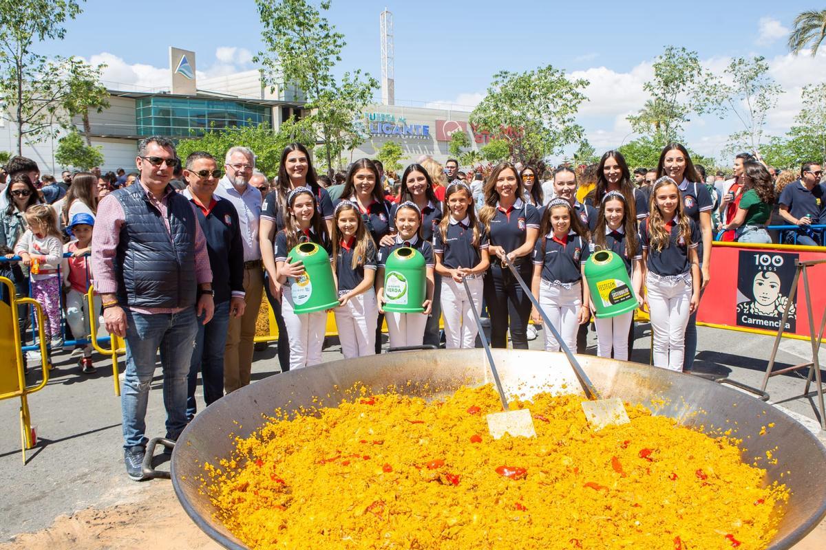 Primera mascletà de las nueva Bellea del Foc y sus damas Primera mascletà de las nueva Bellea del Foc y sus damas