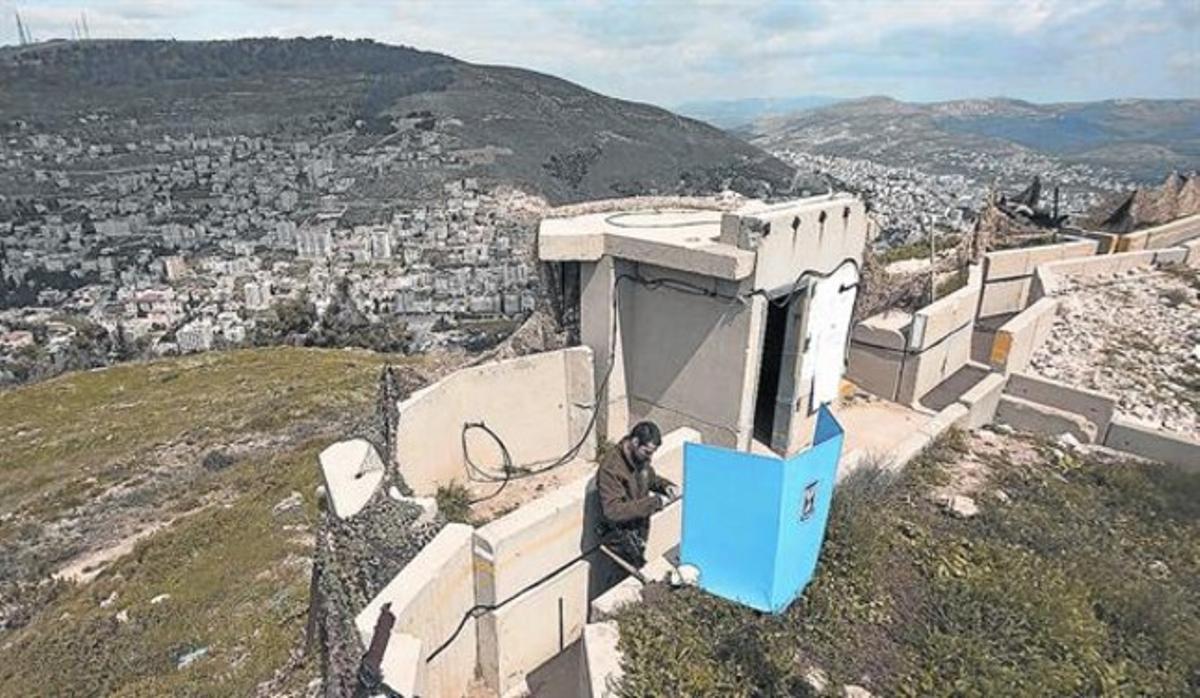 De guàrdia 8Un soldat israelià introdueix la seva papereta en una urna portàtil situada en un punt de vigilància a prop de Nabulus (Cisjordània).