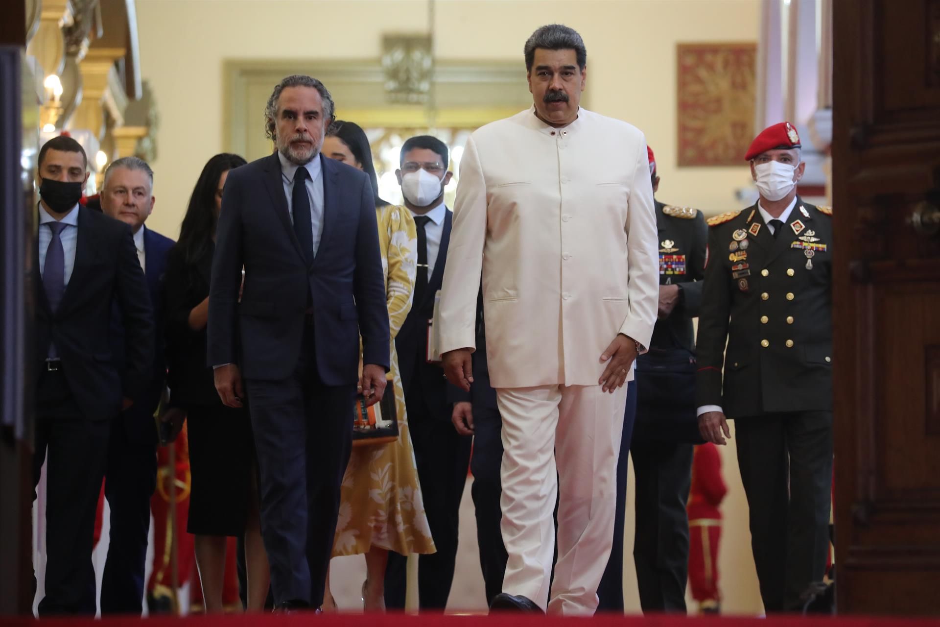 El presidente de Venezuela, Nicolás Maduro, camina junto al nuevo embajador de Colombia en el país, Armando Benedetti.