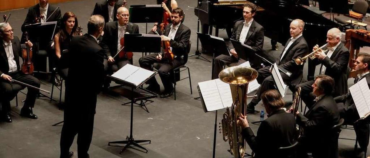 La OSPA, ayer, durante el concierto que ofreció en el teatro Jovellanos.