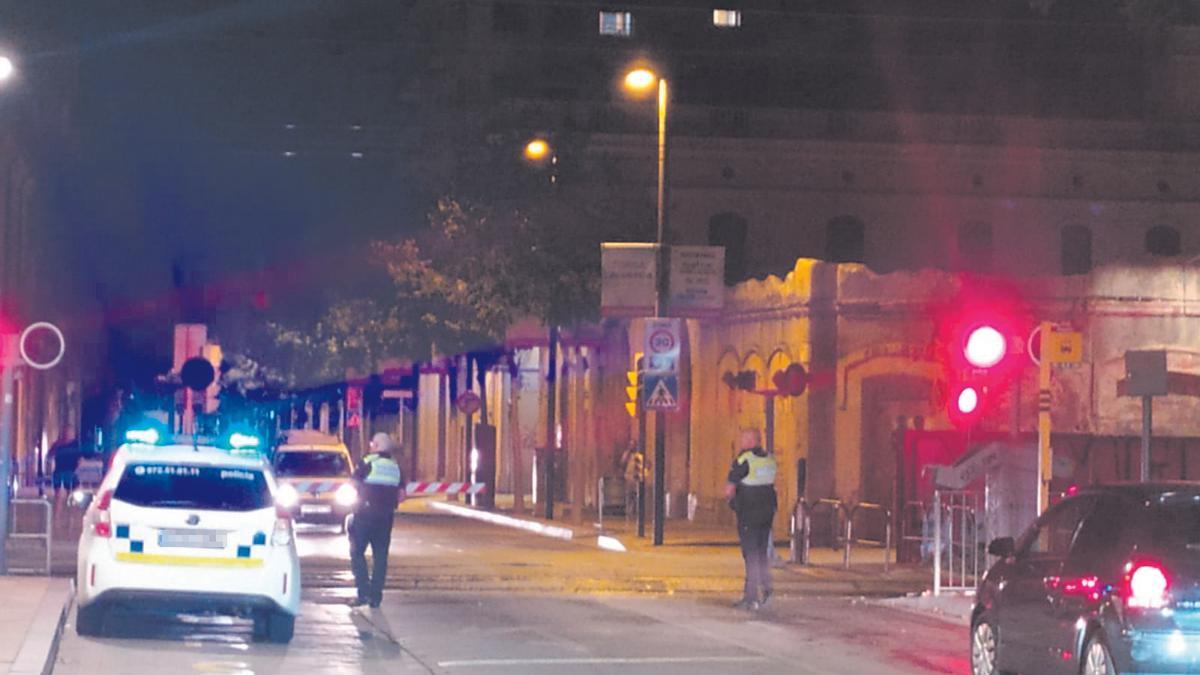 La Guardia Urbana en el pas a nivell del centre de Figueres, dimecres 24