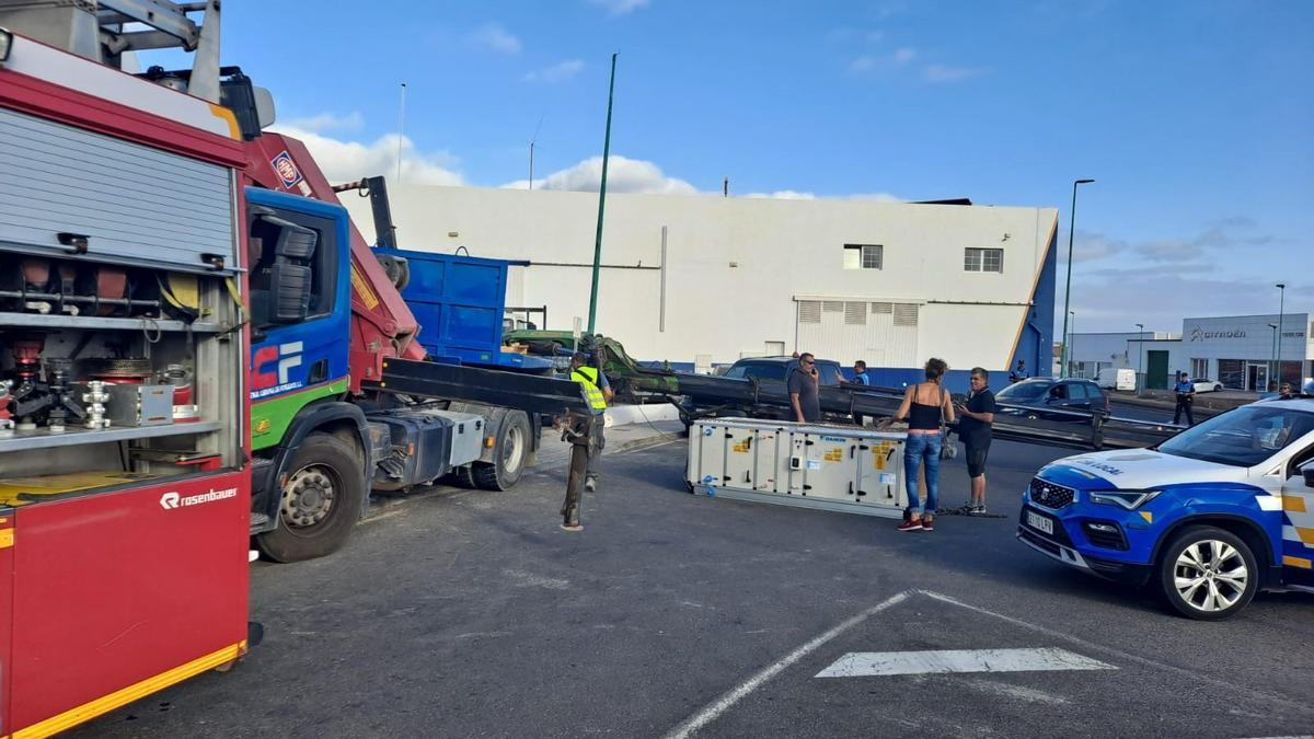 Una grúa vuelca en el acceso a Urgencias del Hospital Doctor José Molina Orosa de Lanzarote