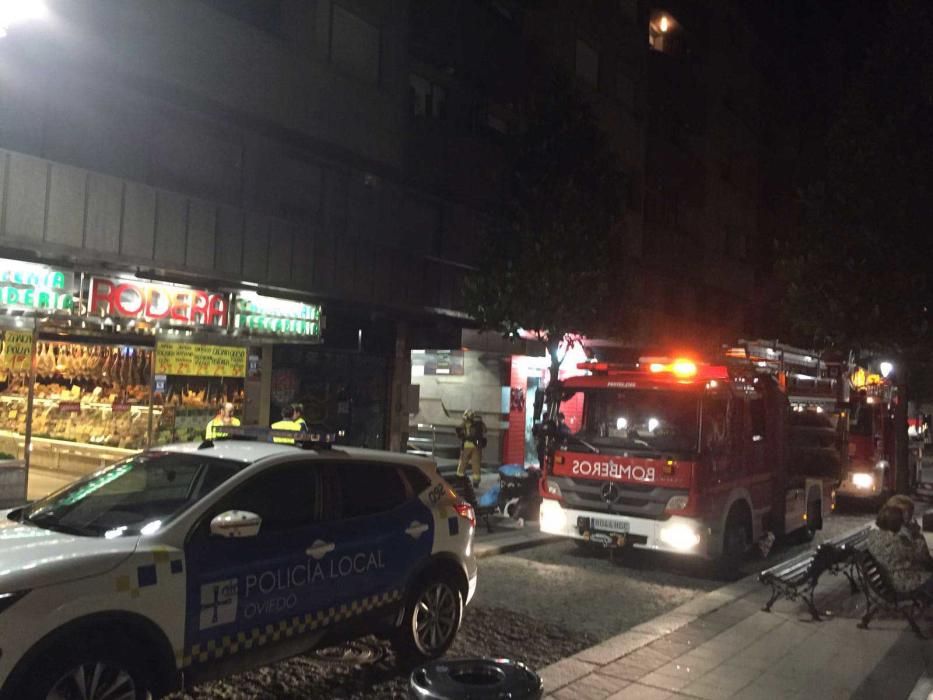 Desalojo de un edificio en el centro de Oviedo por un incendio