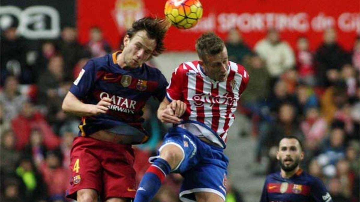 Rakitic, en el partido de la temporada pasada en El Molinón