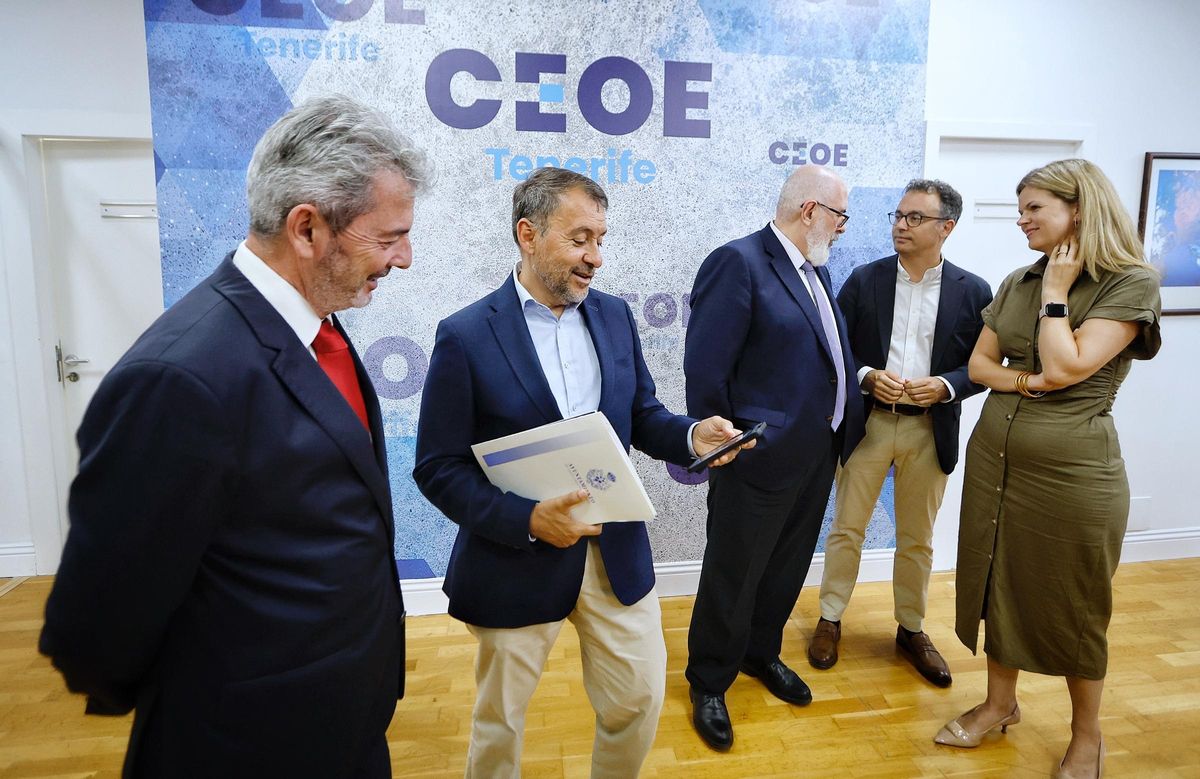El alcalde de Santa Cruz, antes de la presentación de los proyectos para los que se buscan financiación europea.