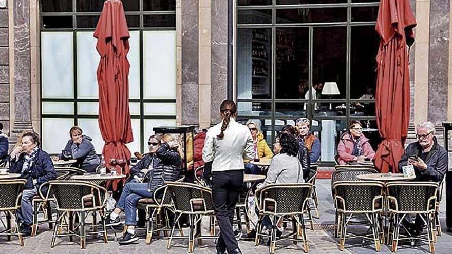 El convenio de la hostelerÃ­a fija un aumento del 10% de los salarios este mes.