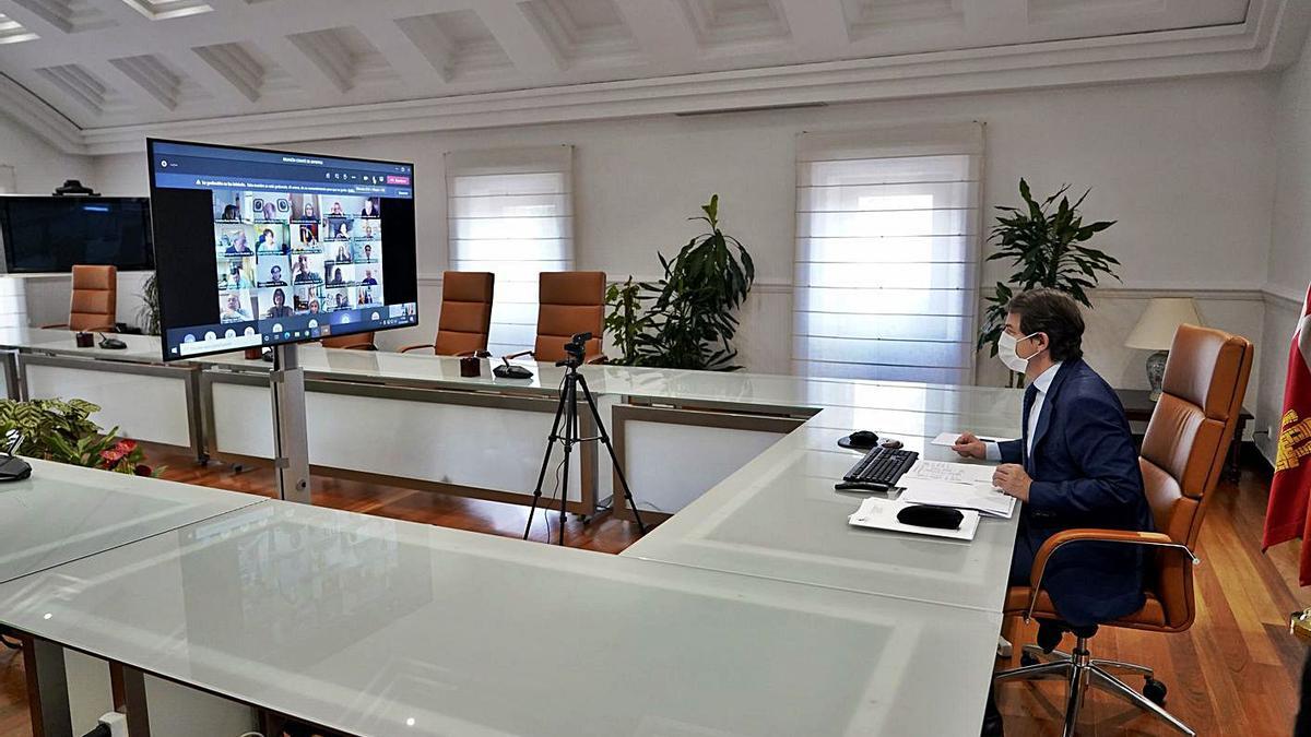 El presidente de la Junta, Alfonso Fernández Mañueco, durante la reunión telemática  con el comité de Expertos | Ical