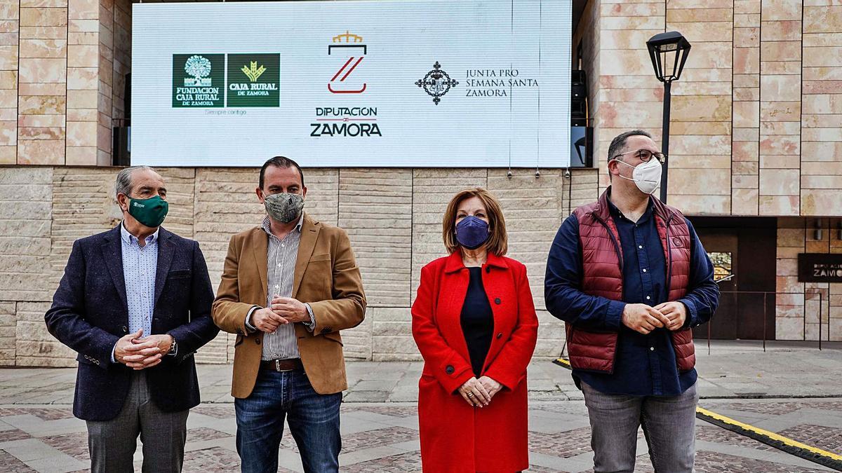 Cipriano García, Francisco José Requejo, Isabel García Prieto y Jesús María Prada, delante de la pantalla gigante de la plaza de Viriato.