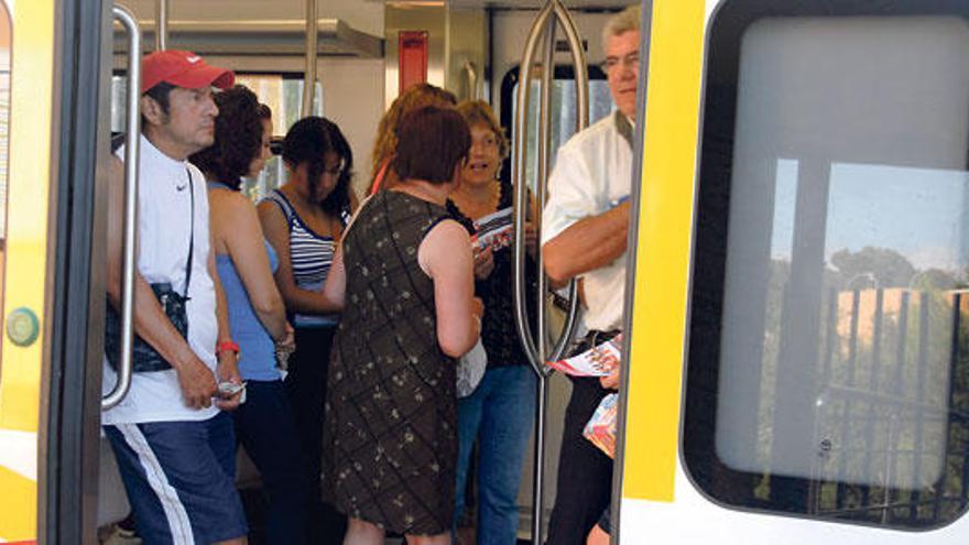 Usuarios de pie en el interior de un vagón del tren, ayer en la estación de Marratxí.