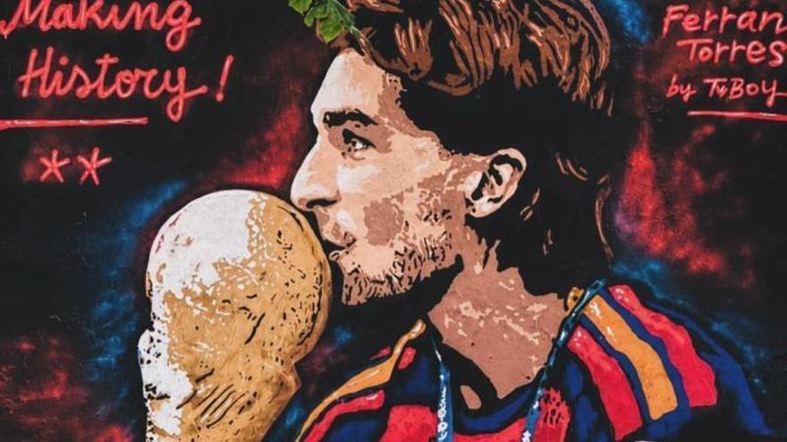 VÍDEO | Vandalitzen un mural de Ferran Torres fent un petó a la Copa del Mundial de futbol a Barcelona