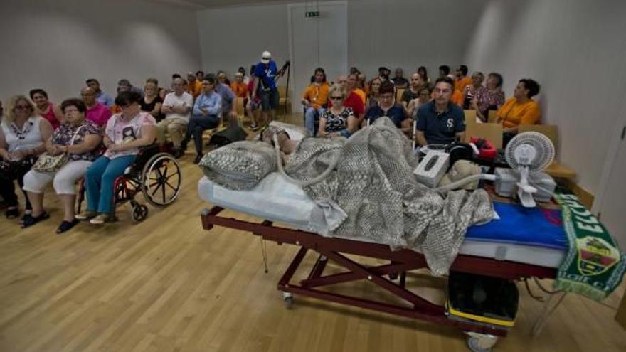 El joven, en la cama, durante la sesión judicial, ayer.