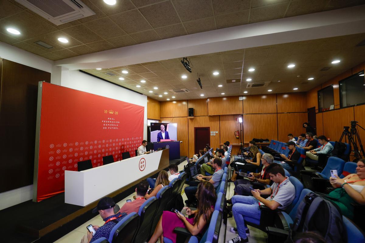 Los periodistas siguen desde la sala de prensa la intervención del presidente de la Real Federación Española de Fútbol (RFEF), Luis Rubiales, en la Asamblea General de dicho organismo, en la que ha anunciado que no dimitirá de su cargo.