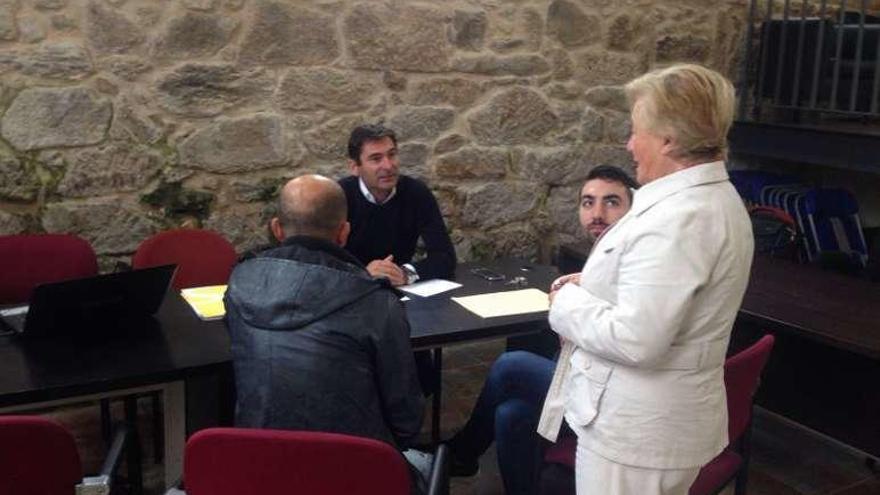 Vecinos de Bordóns exponen sus demandas al alcalde. // Faro