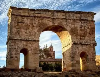 El pueblo de Castilla y León que conserva el único arco romano de triple arquería de España