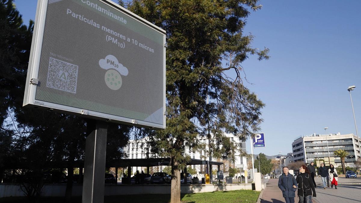 Panel informativo en el que se muestra los niveles de contaminación del aire en Córdoba.