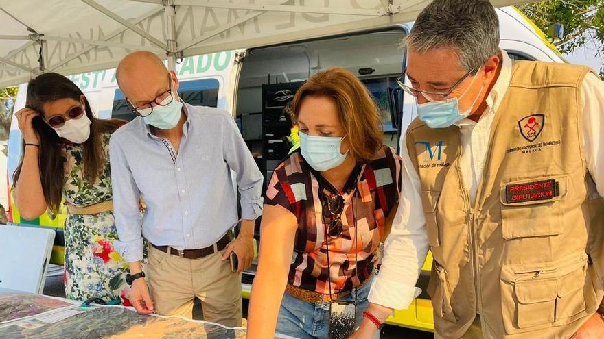 La consejera de Medio Ambiente, Carmen Crespo, y el presidente de la Diputación, Francisco Salado, en el puesto de mando del incendio en Sierra Bermeja