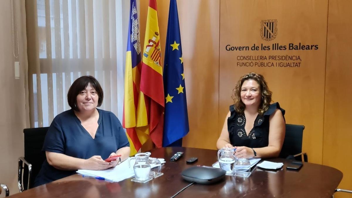 La consellera de Presidencia, Función Pública e Igualdad, Mercedes Garrido, y la directora general de Función Pública, Carme Palomino.