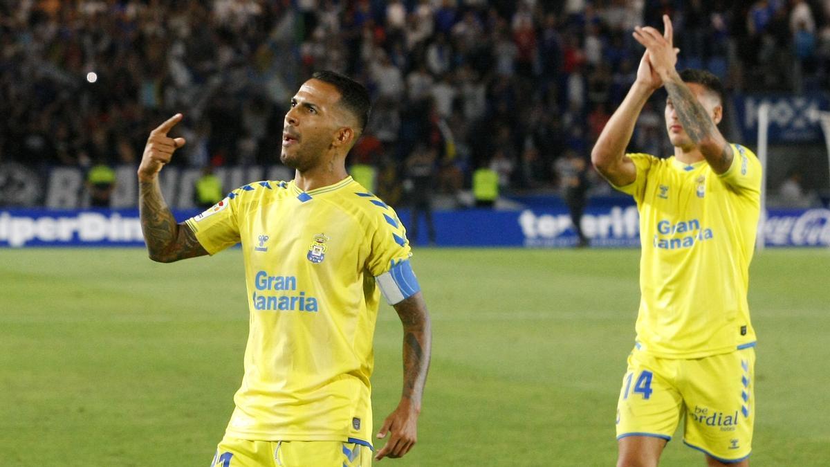 Jonathan Viera se dirige a los aficionados de la UD en el Heliodoro, el pasado miércoles, tras caer por la mínima.