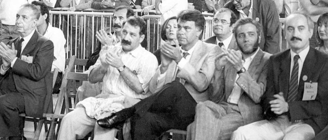 Por la izquierda, Rafael Fernández, José Ángel Fernández Villa, Felipe González, Pedro de Silva y Luis Martínez Noval, durante un mitin en Oviedo para las elecciones de 1982.