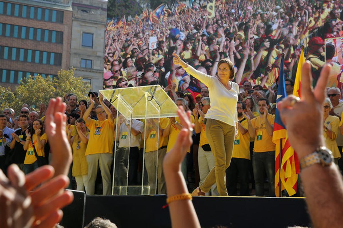 Carme Forcadell en l’acte central de la campanya ’Ara és l’hora’ a la plaça de Catalunya de Barcelona.