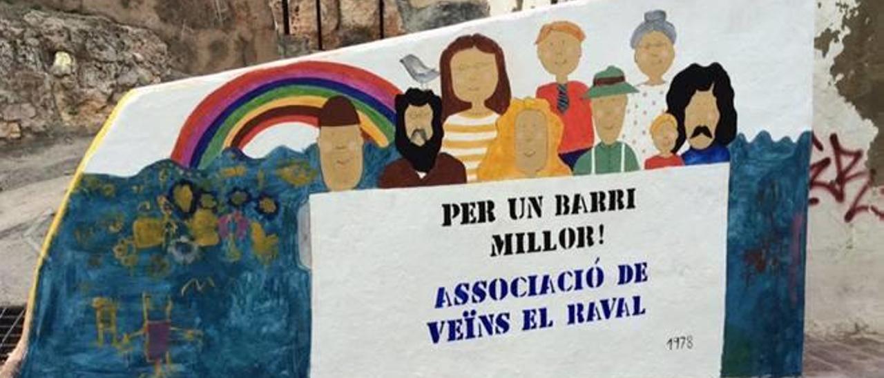 Los vecinos del barrrio de El Raval recuperan su antiguo mural