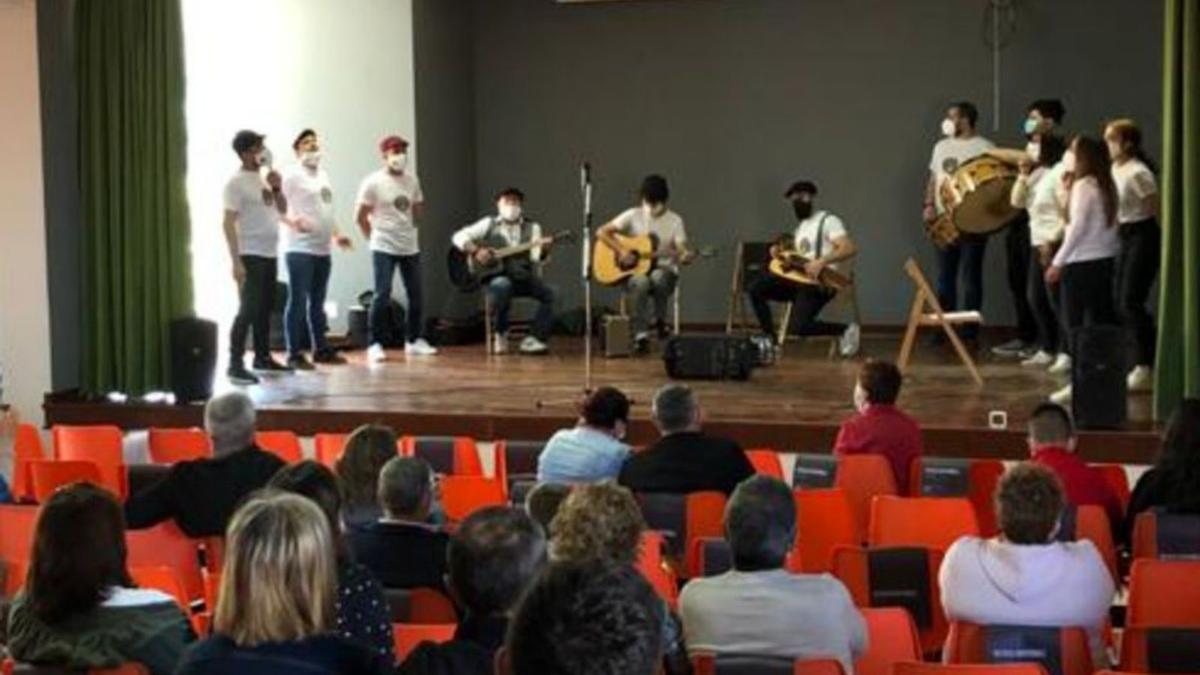 Recital poetico e concerto palleta mollada na Casa do Pobo