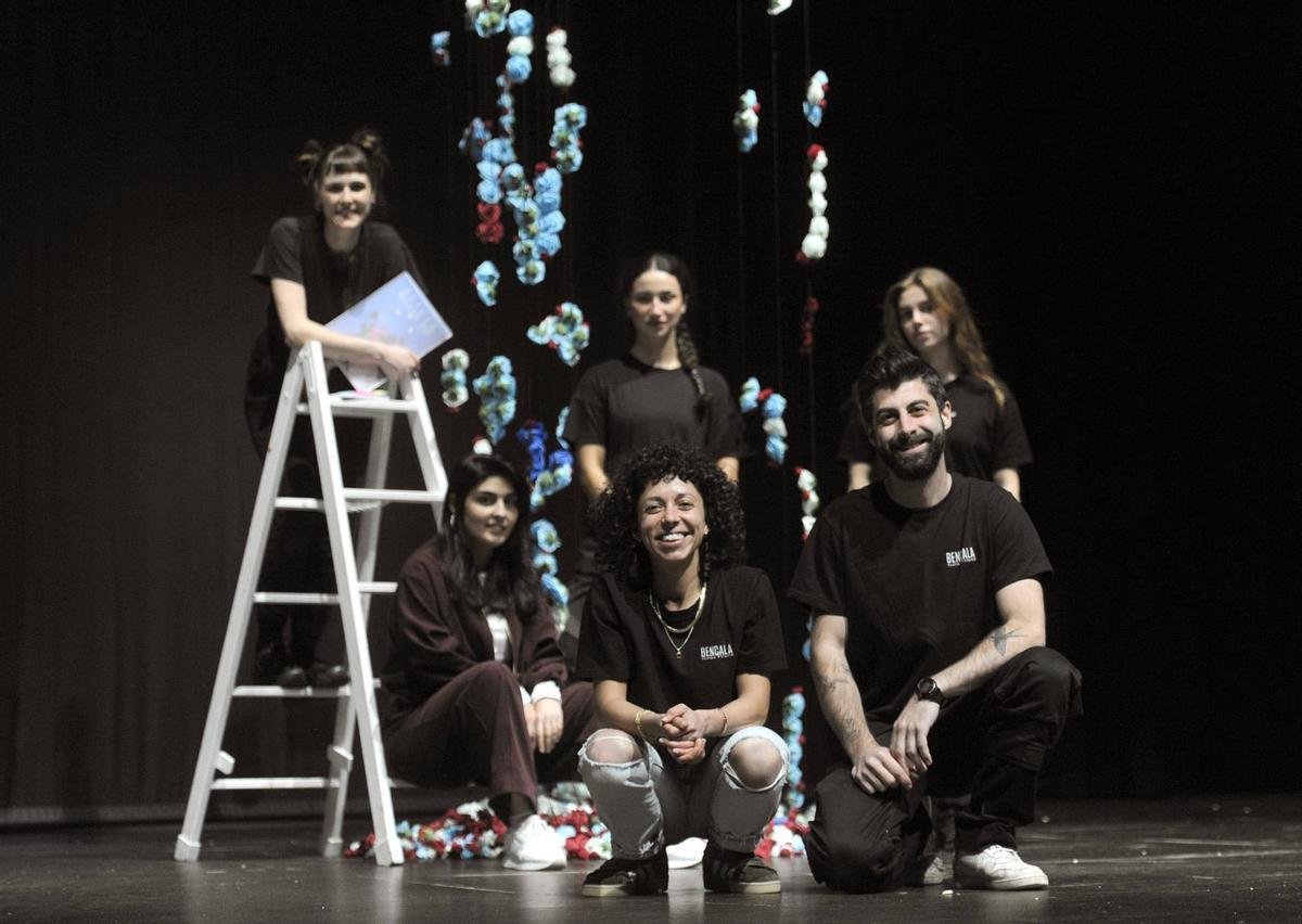 El equipo de la obra, con los dos estradenses al frente. | BERNABÉ/JAVIER LALÍN