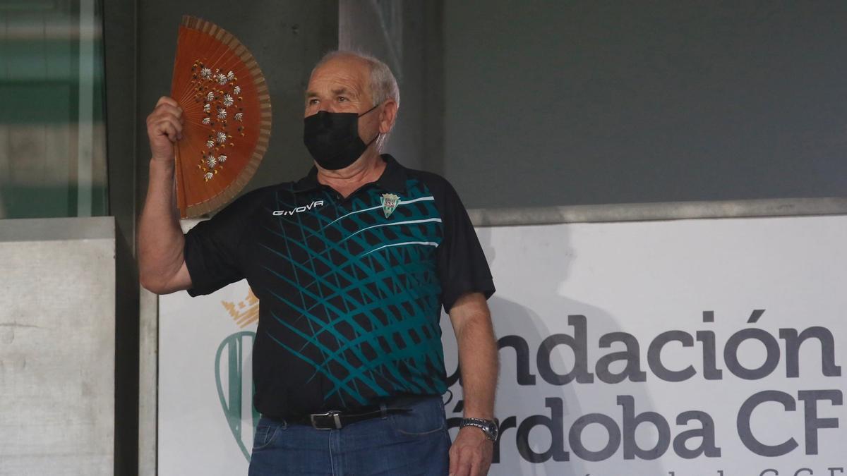 Un aficionado del Córdoba CF se abanica en la zona de Tribuna.