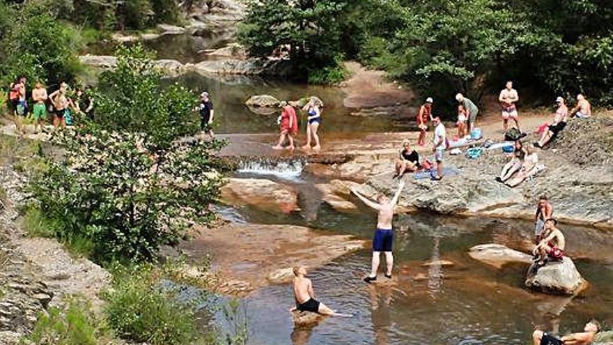 Els banyistes a les gorgues del riu Muga, a Albanyà, el divendres.