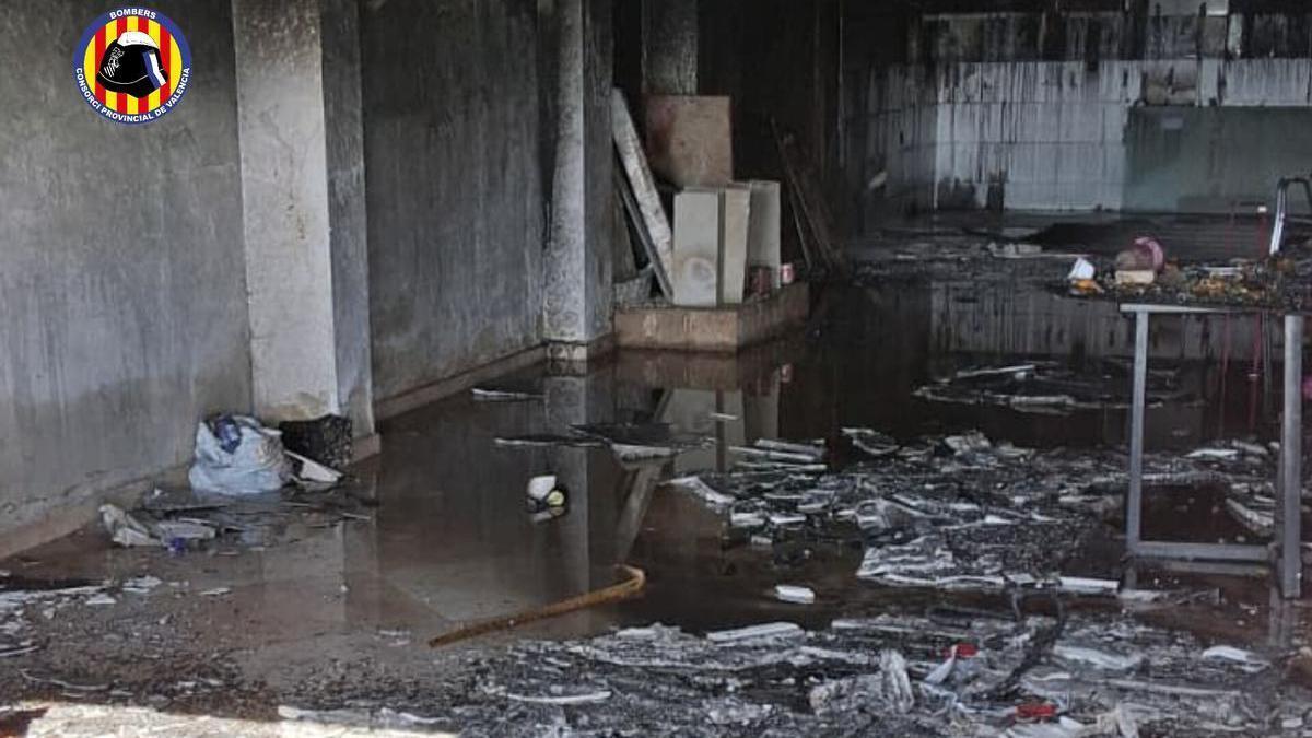 Rescatan a un bebé entre el humo de un incendio en Algemesí