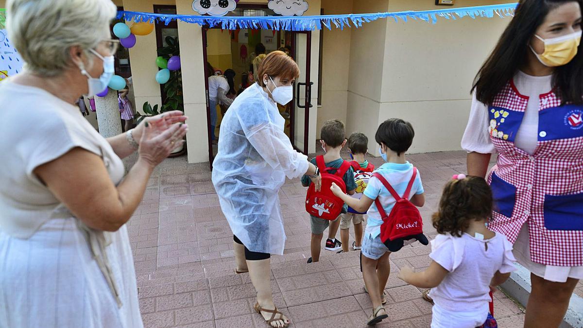 Alumnos de Infantil entrando en un colegio de Cartagena.