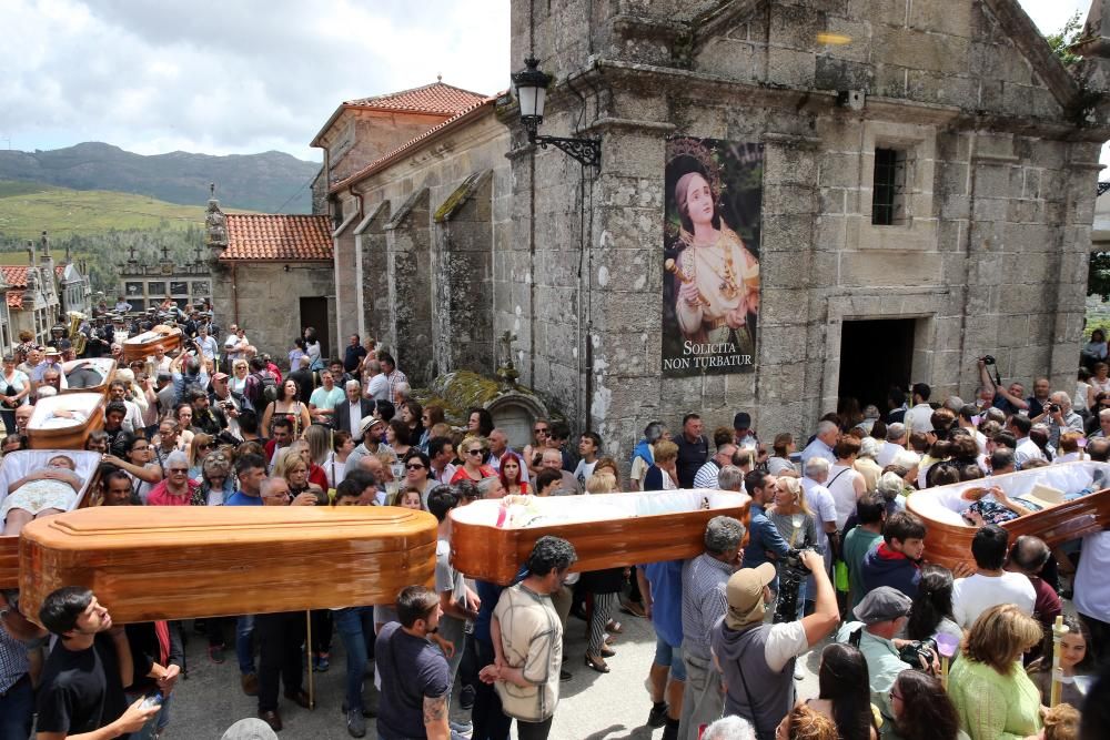 Santa Marta de Ribarteme:  donde los vivos desfilan en ataúdes