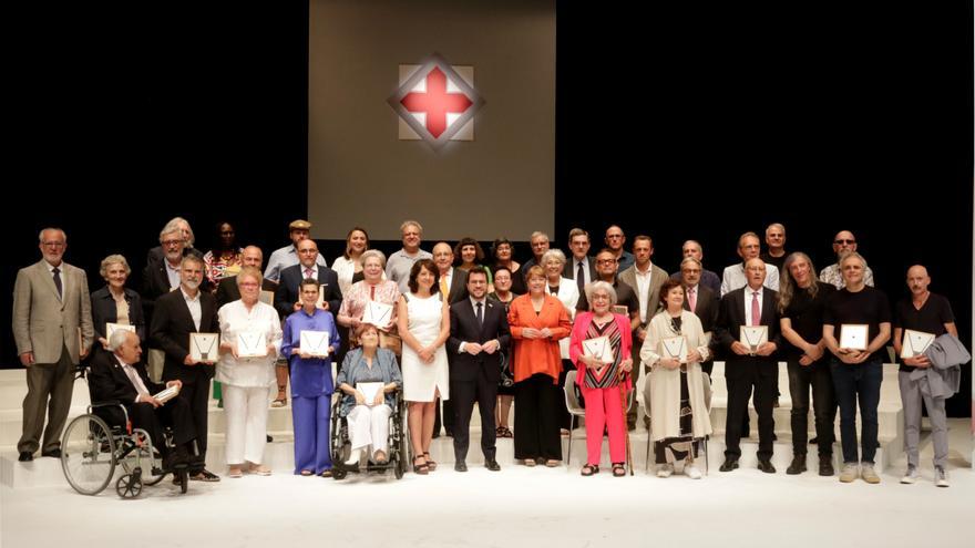 La foto de família amb tots els guardonats de la Creu de Sant Jordi 2023