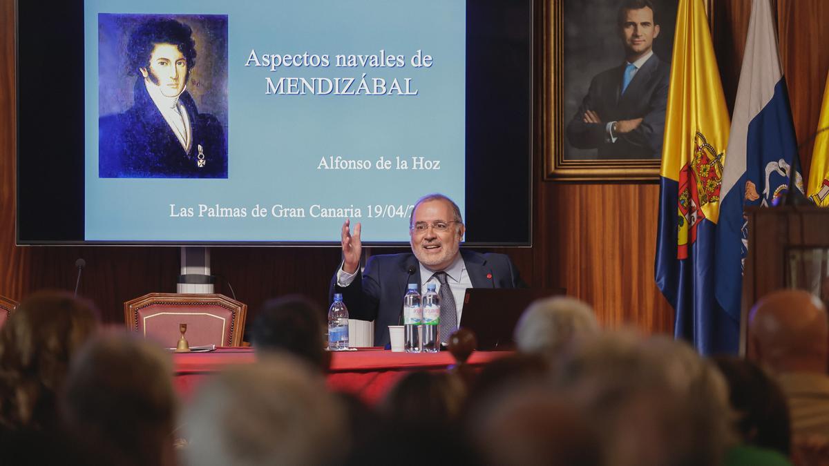 El teniente coronel de la Armadas Alfonso de la Hoz González durante su ponencia en la Económica.