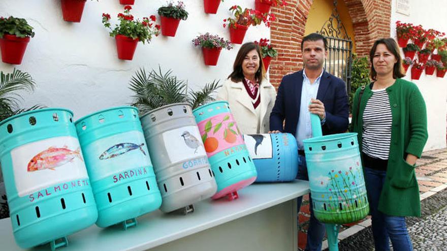 Carola Herrero, Diego López y Carmen Ortiz, con varias papeleras.