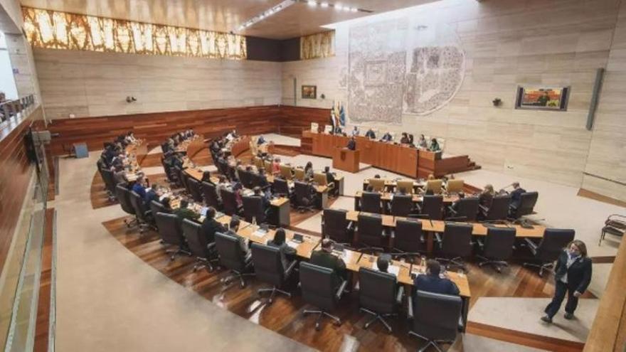 Seis consejeros y dos diputados del PP dejan sus escaños tras entrar en el nuevo Gobierno extremeño