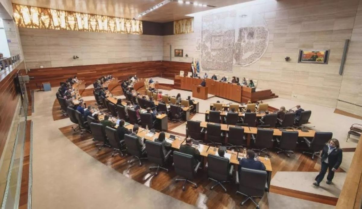 Hemiciclo de la Asamblea de Extremadura durante un pleno.