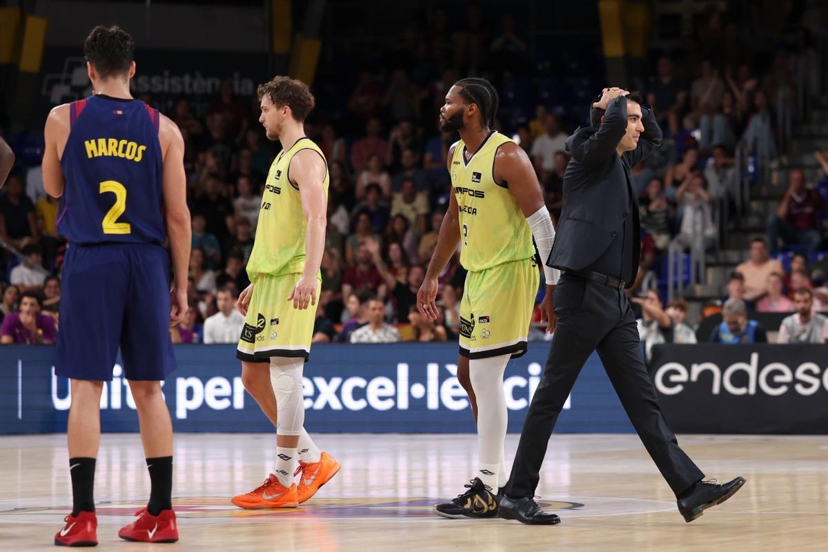 El técnico abandonó el partido por doble técnica antes de iniciar el último cuarto