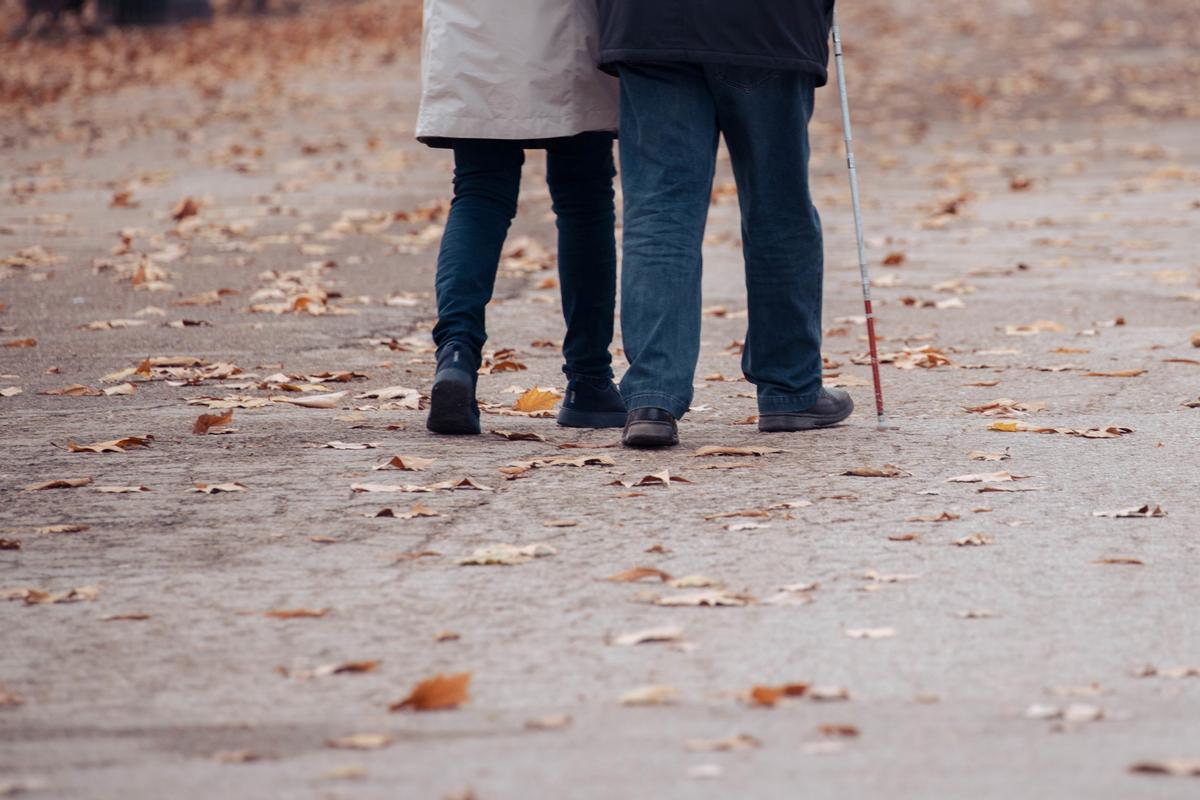 Archivo - Dos personas ancianas caminando por un parque, a 29 de noviembre de 2023, en Madrid (España). Las pensiones contributivas subirán un 3,8% en 2024 con la fórmula de revalorización recogida en la ley de reforma de las pensiones en la que se tiene