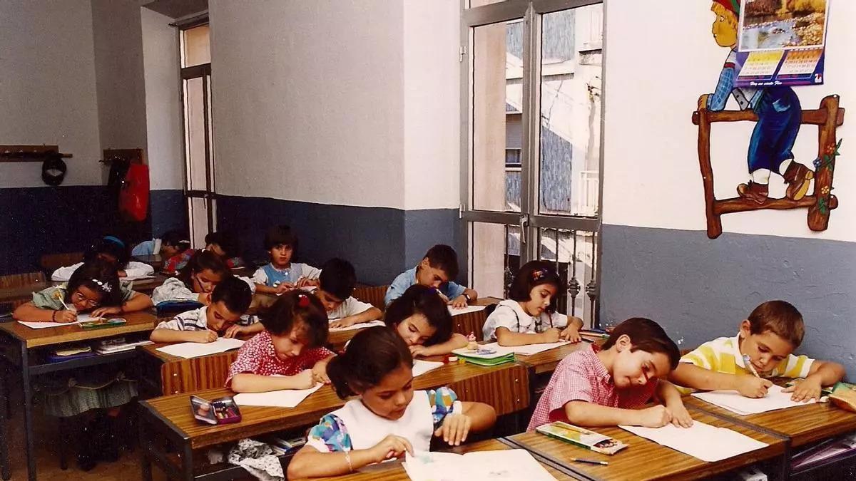 Imagen del Colegio Licenciados Reunidos de Cáceres, en las aulas de Gómez Becerra en los años 90. Fue mixto desde 1983.