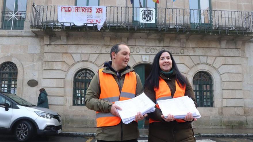 8.541 firmas y una cacerolada exigen pediatras para los 2.300 niños de la comarca de Carballiño