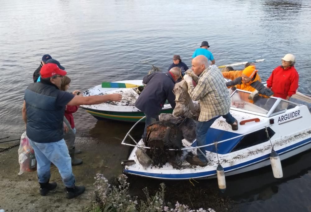 Betanzos retira basura de la ría con su Eco-Regata