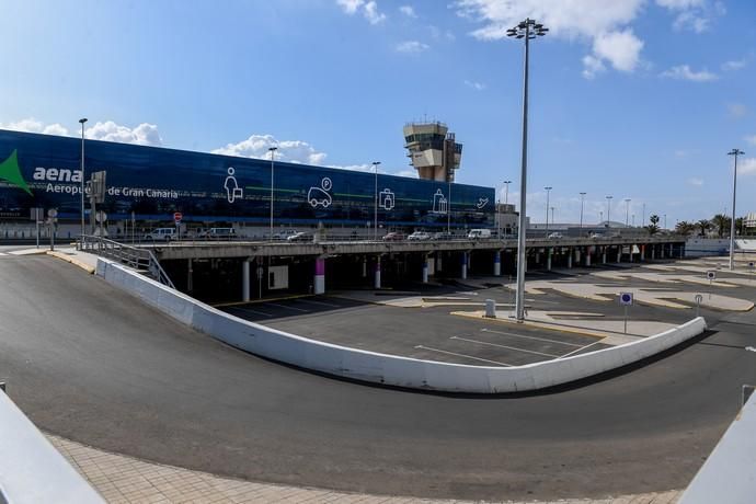 26-03-20  GRAN CANARIA. AEROPUERTO DE GRAN CANARIA. INGENIO TELDE. . Efecto del Covid-19 en el Aeropuerto de Gran Canaria, plataforma de aparcamiento de aviones vacía, últimos turistas y últimos en llegar.  Fotos: Juan Castro.