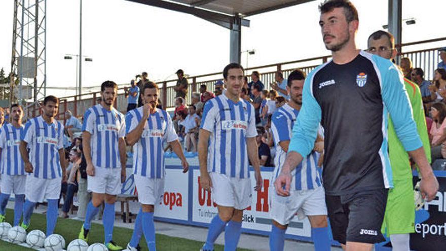 El portero Víctor Ross encabeza la plantilla del Atlético Baleares de Segunda B en su desfile ante la nueva grada de Son Malferit.