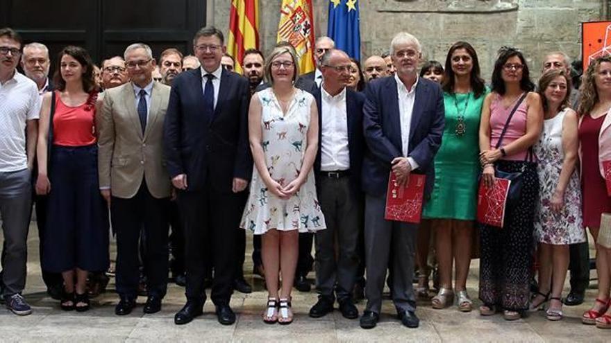 María José Salvador y Ximo Puig con diputados, empresarios y concejales que asistieron al acto de presentación del Plan Uneix.