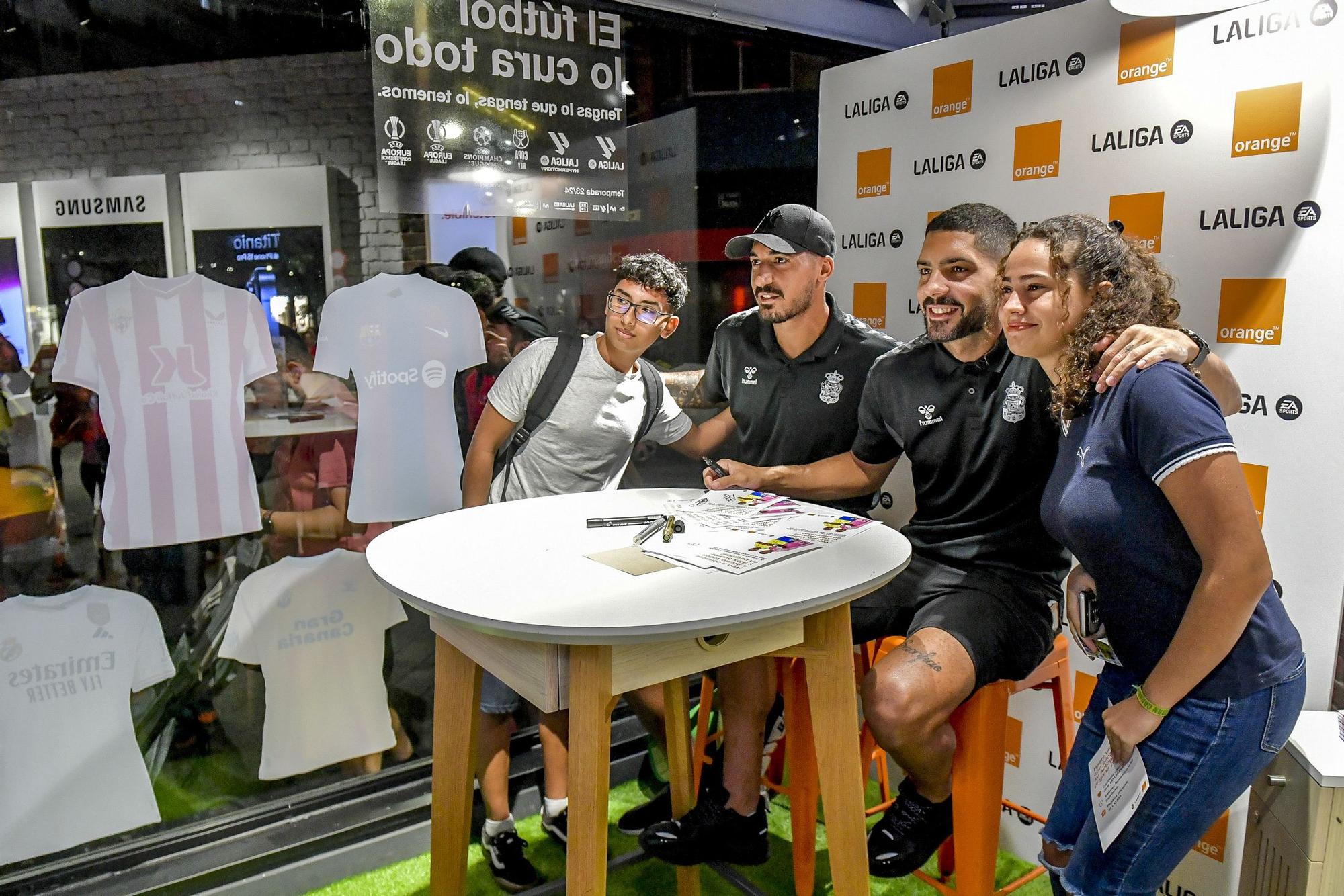 Álex Suárez y Álvaro Valles atienden a los aficionados en la Tienda Orange de la calle Galicia