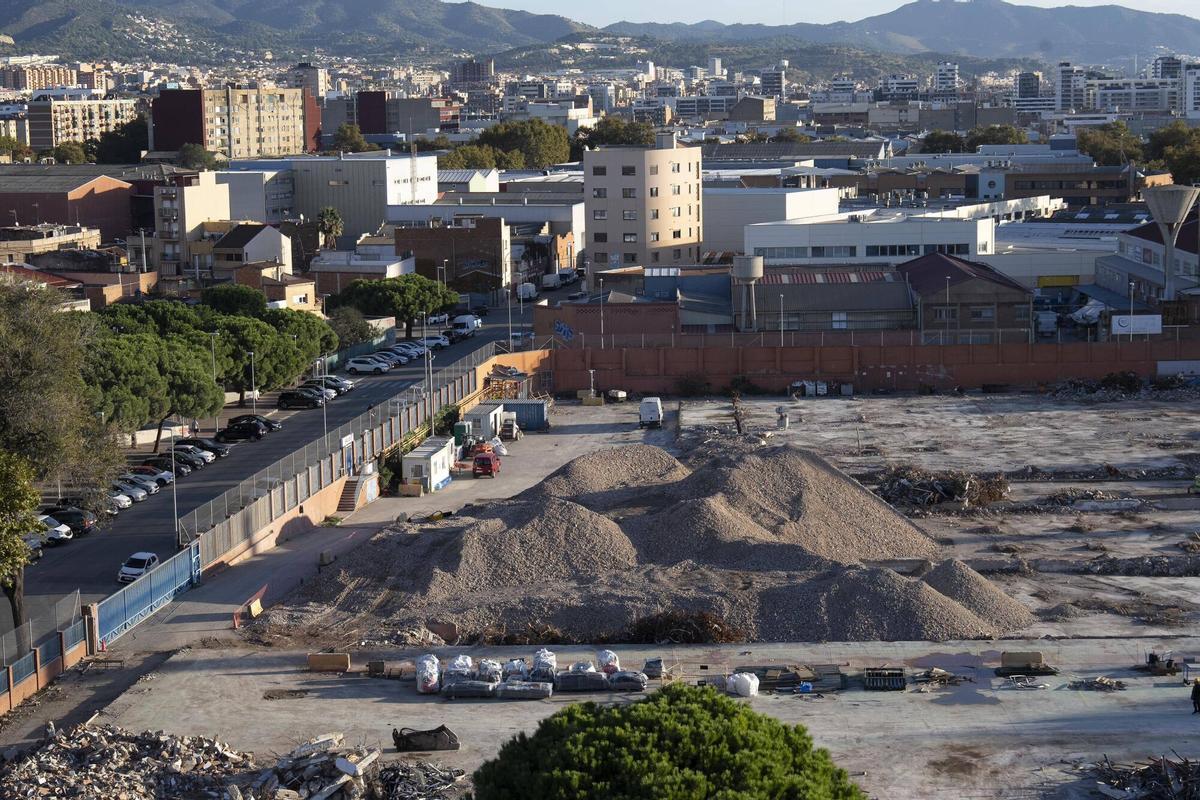 El terreno donde se prevé construir el nuevo centro comercial de Alcampo de Sant Adrià, con Badalona al fondo.