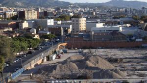 Un acord entre Sant Adrià i Badalona aplana el desembarcament d’Inditex i el trasllat de l’hipermercat d’Alcampo