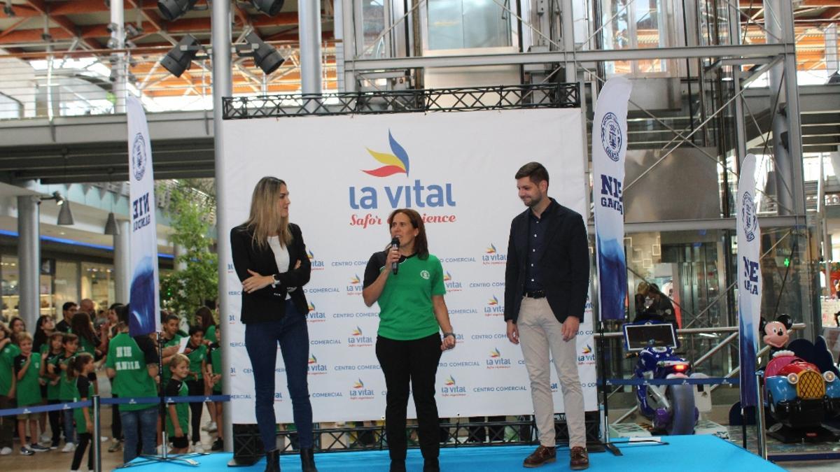 Pilar Martí, en la presentación del club, entre la concejala de Deportes y el alcalde