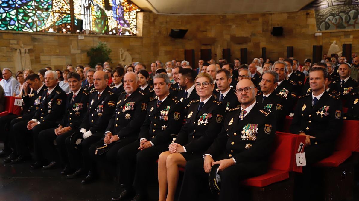 Agentes en la celebración del acto del Día de la Policía Nacional, este martes en el paraninfo del campus de Rabanales.